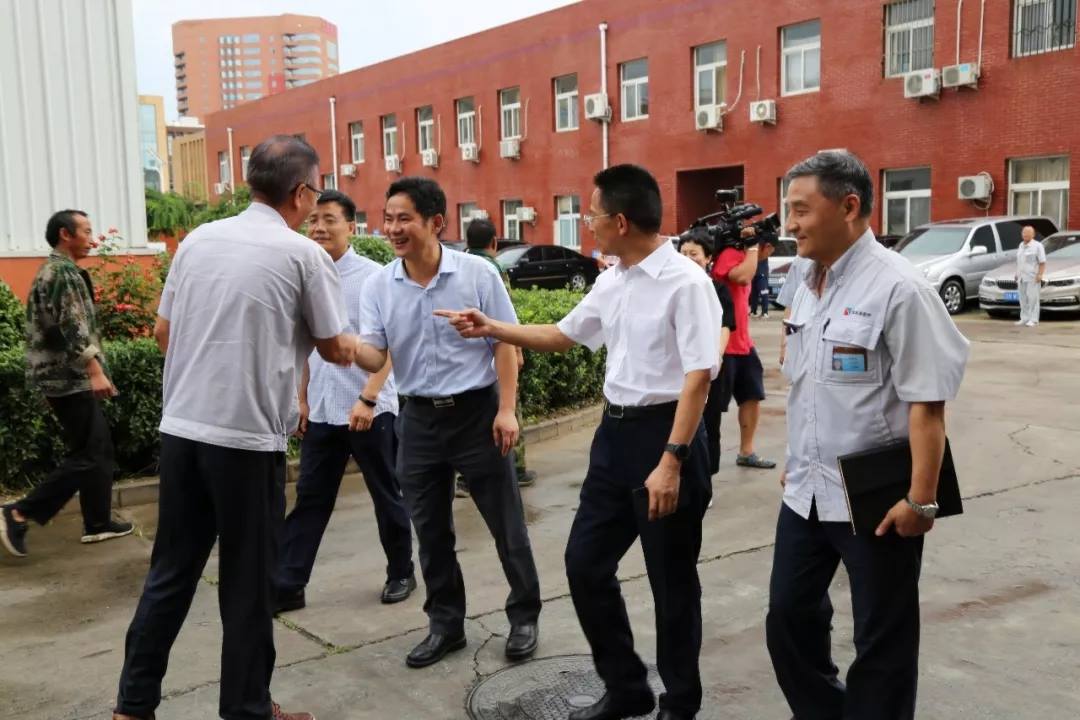 東華原醫(yī)療董事長(zhǎng)接待各位來賓